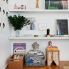 Prateleiras e estantes: saiba como us-las para decorao e organizao